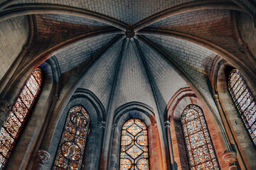 Vitraux et voûte en pierre du dôme de la cathédrale de Troyes