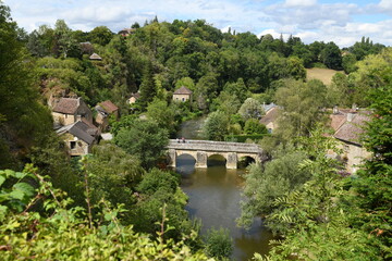 petit village avec le pont