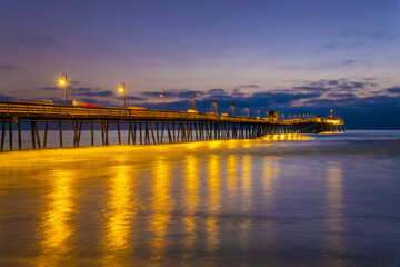 Obraz premium Imperial beach pier iat night in San Diego, California