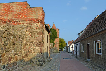 Stadtmauer mit Türmen in Beeskow an der Spree