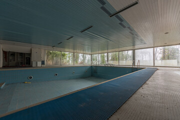 Altes Schwimmbecken oder Indoor Pool ohne Wasser welches nicht mehr benutzt wird.