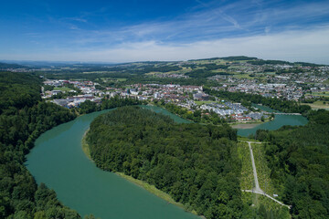 Flusschlaufe der Reuss mit Blick auf die Stadt Bremgarten. Im Hintergrund der Heitersberg und den Jura. - obrazy, fototapety, plakaty
