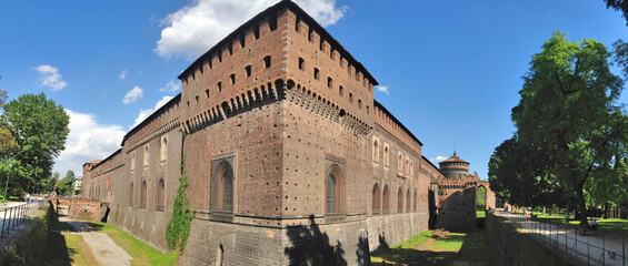 Fototapeta na wymiar Panoramica Castello Sforzesco di Milano e il suo fossato da Parco Sempione