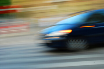 Fototapeta na wymiar Ein Auto auf der Straße, mit Bewegungsunschärfe.