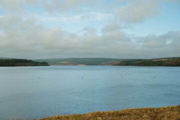 Obraz premium Kielder England: 11th Jan 2023: Kielder Reservoir view on Wintery Autumn looking day