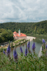 Donaudurchbruch mit Kloster Weltenburg im Sommer bei weiß blauem Himmel in Bayern.