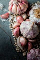 Bulnos de Alho branco org&acirc;nico com fundo de pedra