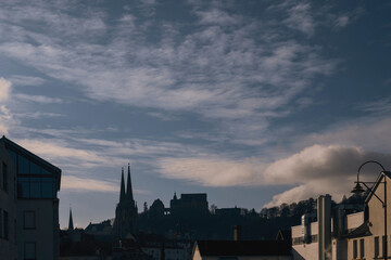 Wolken über Stadtszene, Kirche und Schloß, hell dunkel