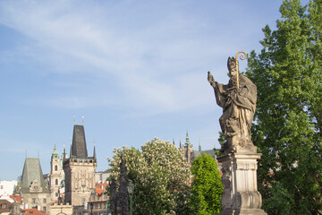 Obraz premium Beautiful view of the Malostranska tower of Charles Bridge at dawn in Prague, Czech Republic