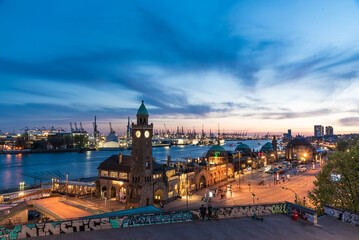 Fototapeta premium St. Pauli Landungsbrücken in Hamburg am Abend