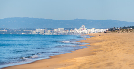Praia algarvia num dia de ver&atilde;o