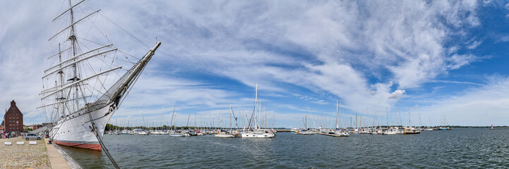 Fototapeta na wymiar Panorama Hansestadt Stralsund mit Ostsee und Booten
