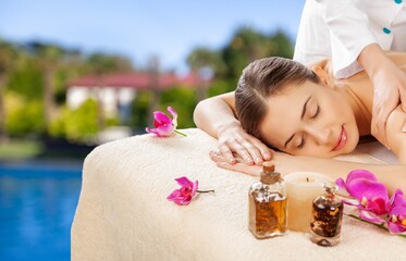 Obraz na płótnie Canvas Relaxation concept - happy young woman having massage