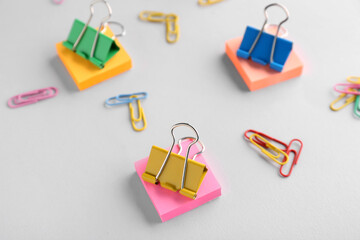 Obraz premium Binder clips and sticky notes on grey background