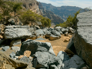 Widok na wyschniętą rzekę w kanionie Jabal Shams, w Omanie.