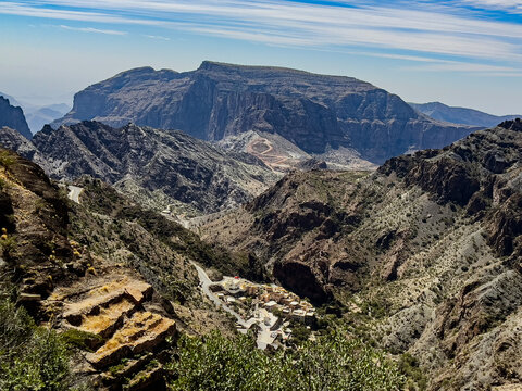 Widok na g&oacute;rskie miasteczko i panoramę g&oacute;r Jabal Akhdar w Omanie.