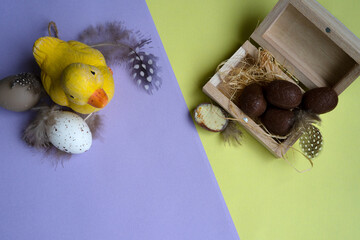 fioletowe i żółte tło z dekoracją pisanek i zwierząt, Wielkanoc - obrazy, fototapety, plakaty