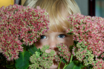 Naklejka premium A little girl poses in front of the camera.