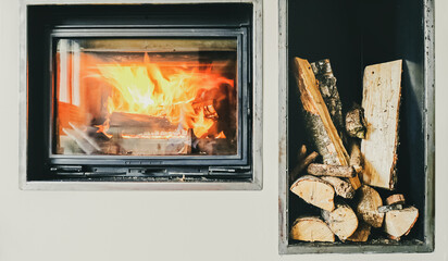 Joli feu de Cheminée et stock de bois