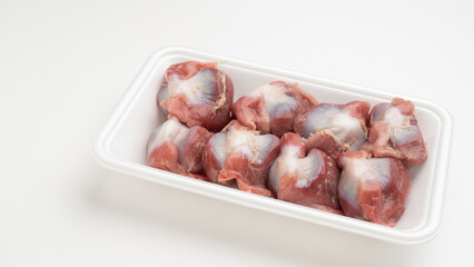 鶏肉・白いトレーと生の砂肝(砂ずり)