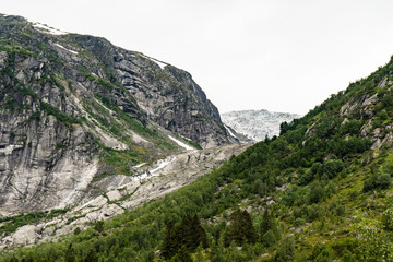 Fototapeta na wymiar Weg zum Gletscher Bergsetbreen im Jostedalen, Norwegen