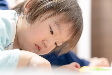 Fototapeta premium 絵本を読む2歳の男の子