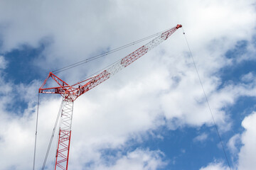 建設現場のクレーンと雲が広がる青空