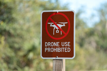 Signpost with warning about drone usage prohibition in state park. Warning notice against using UAV...