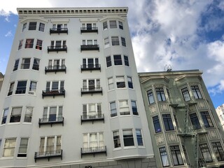 Obraz premium Apartment Buildings set against a cloudy sky, San Francisco