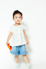 上を見つめる3歳の女の子