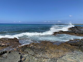 Fototapeta na wymiar Big waves and the beach in hawaii