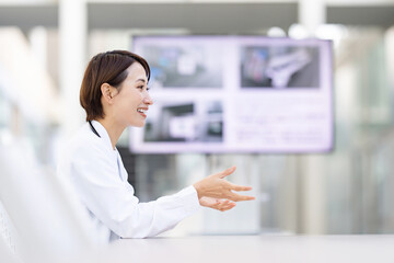 医療・医者・モニター・女性