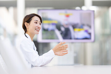 医療・医者・モニター・女性