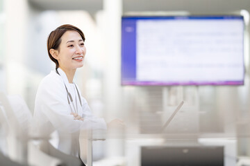 医療・医者・モニター・女性