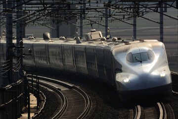 横山トンネル付近のカーブを走行する東海道新幹線N700S （2023年3月,...