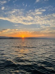 Obraz premium Mesmerizing Sunset Over the Sea: A Perfect Beach Getaway