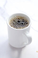 淹れたてのコーヒーが入ったマグカップ