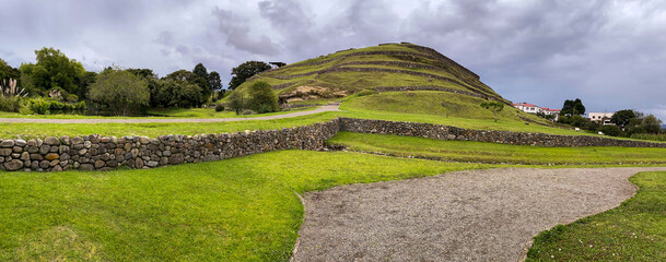 muralla y restos arqueologicos del Pumapungo en cuenca ecuador
