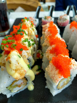 sushi fusi&oacute;n nikkei con caviar naranja y cebollin picado