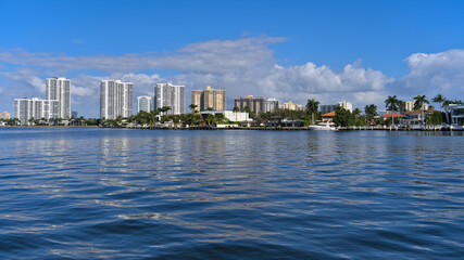 Obraz premium Sunny Isle beach, Florida: buildings in downtown city, view from the laguna