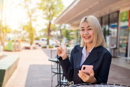 Golden-haired Beautiful Business Woman Introduces A Place Suitable For Employees Who Want A Quiet Place To Work.