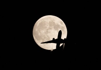 月と飛行機