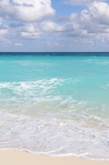 Fototapeta na wymiar Hermoso color turquesa del mar en Cancún México