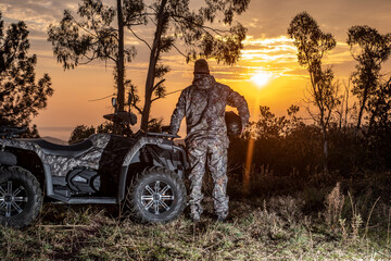 hombre con Quad