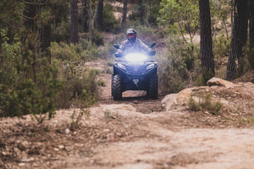hombre con Quad