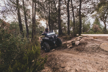 Fototapeta premium hombre con Quad