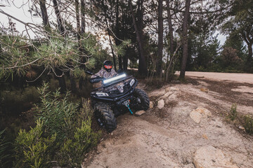 hombre con Quad