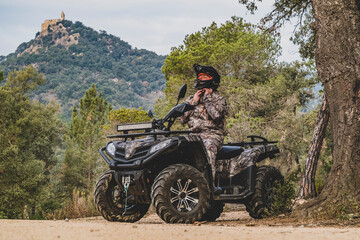 Fototapeta premium hombre con Quad