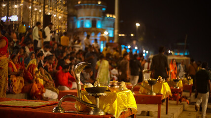 Fototapeta premium VARANASI, INDIA- 22 FEB 2023 : A Hindu priest performs the Ganga Aarti ritual in Varanasi. Fire puja is a Hindu ritual that takes place at Dashashwamedh Ghat on the banks of the river Ganges.