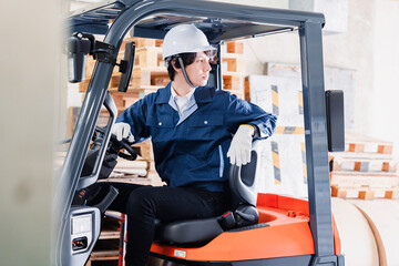 現場でフォークリフトを運転する男性作業員 © maroke